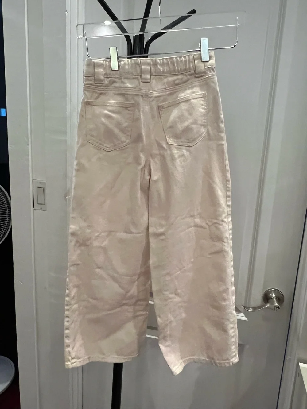 Girls Cream outfit : tank, sweatshirt and jeans.
